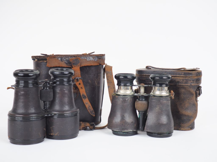 2 différentes paires de jumelles anciennes gainées de cuir dans leur é