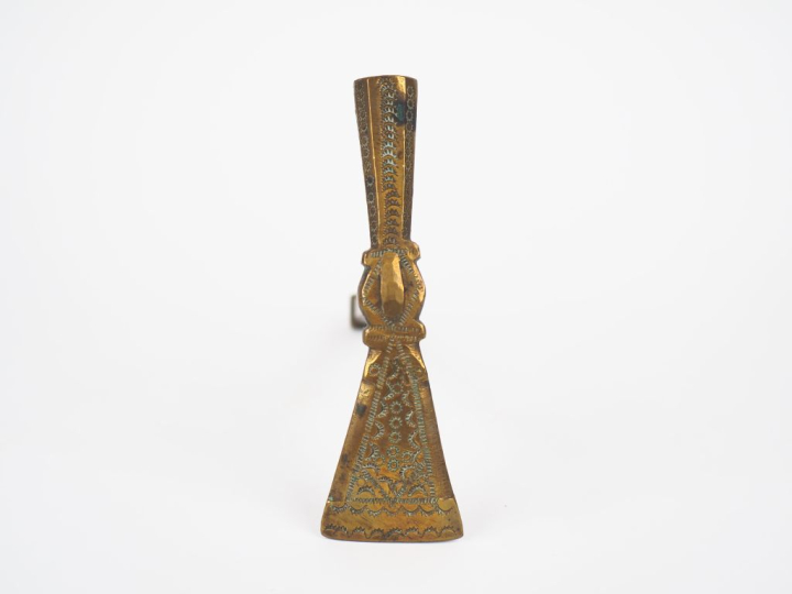 Marteau à sucre en bronze à décor de motifs géométriques. Dim. 20 x 12