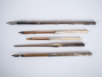 Vente aux enchères 5 porte-plumes en métal argenté, argent fourré et nacre. L. de 12,5 à 