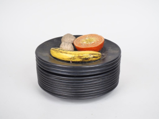 Vente aux enchères Boîte couverte en céramique Xxème à décor en relief de fruits en tromp