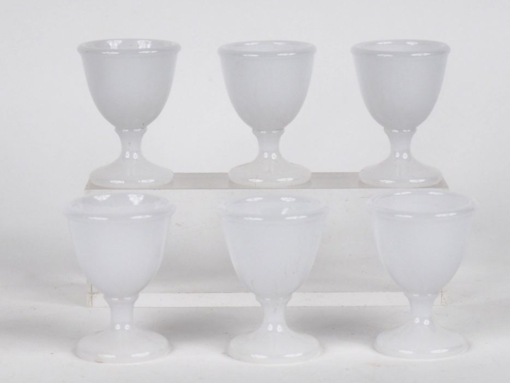 6 coquetiers en opaline blanche. H. 6,5 cm.