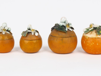 Vente aux enchères Suite de 4 pots à confiture en céramique polychrome en forme d'orange 