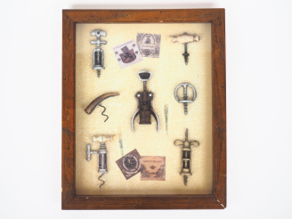 Vente aux enchères Encadrement moderne contenant des tire-bouchons miniatures. Dim. 28 x 