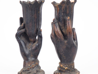 Vente aux enchères Paire de vases fin XIXème début XXème en plâtre patiné brun en forme d