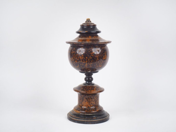 Coupe couverte en bois tourné et peint à l'imitation de la loupe. H. 3