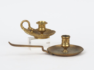 Vente aux enchères Passe-couloir XVIIème en bronze. Marqué "D" sous la base. Dim. 5,5 x 2