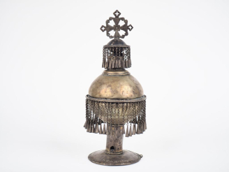 Vente aux enchères Finial de Torah en métal argenté à décor de pendeloques. H. 28 cm.