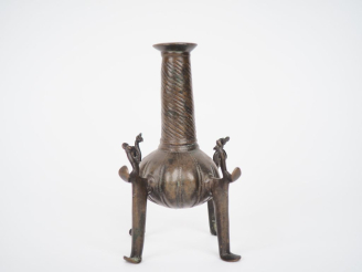 Vente aux enchères Flacon à Khôl surmadani Kajal. Inde XIXème siècle. H. 15,5 cm.
