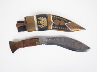 Vente aux enchères Kukri Népalais en cuir, laiton, bois et métal argenté de décor de moti