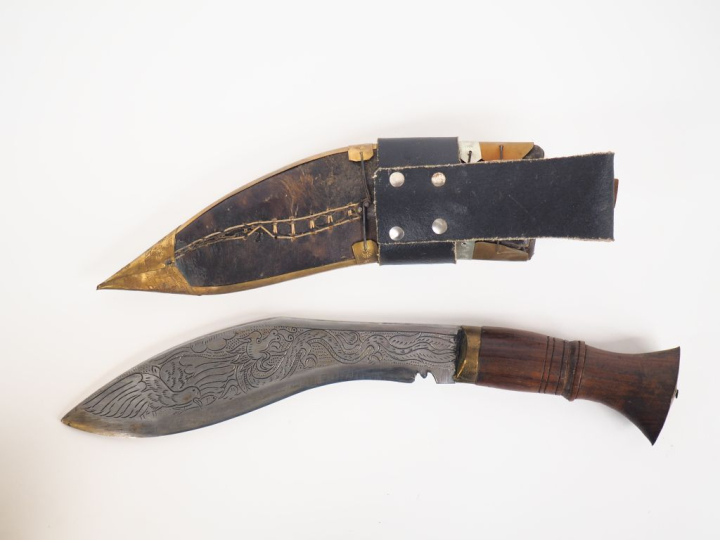Kukri Népalais en cuir, laiton, bois et métal argenté de décor de moti