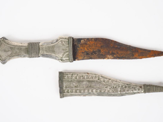 Vente aux enchères Couteau en métal argenté à décor ciselé de motifs géométriques. L. 27 