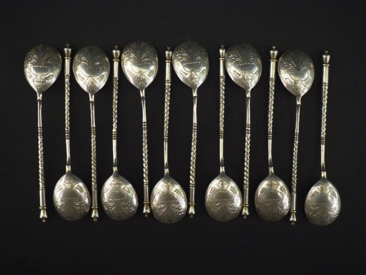 Suite de douze petites cuillères en argent russe, à décor de vase fleu