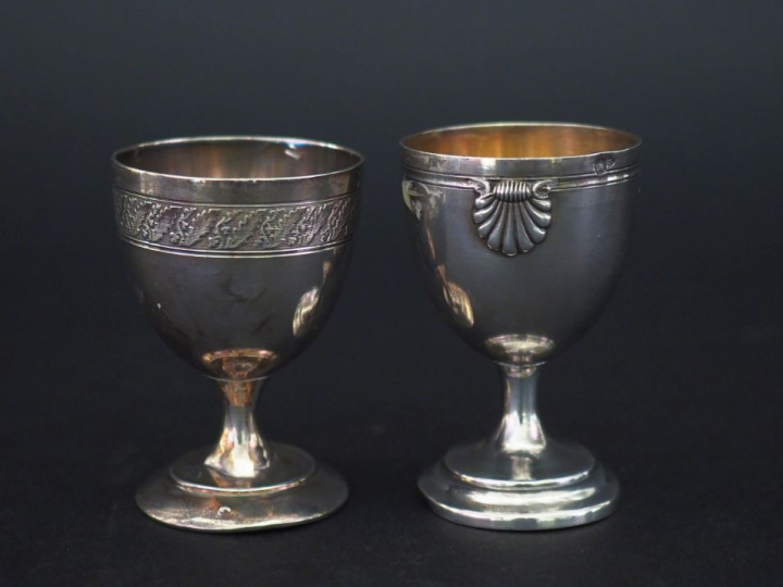 Ensemble comprenant :  - un coquetier de style Louis XV en argent 925,