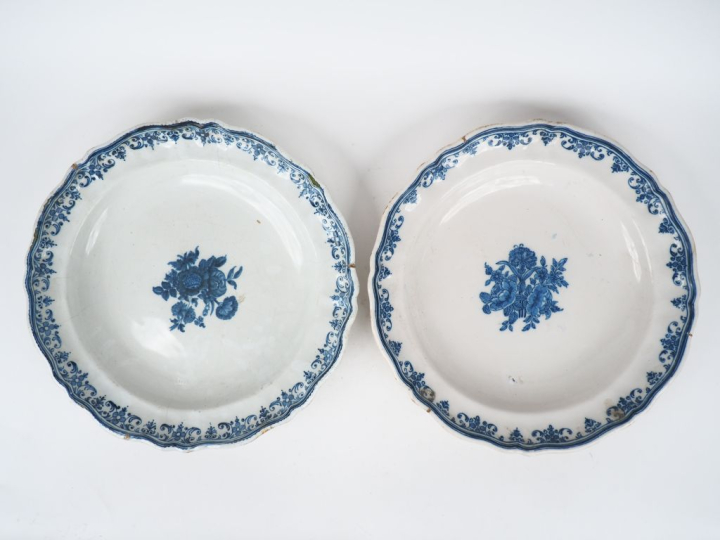 2 grands plats ronds XVIIIème en faience du Midi, décor de fleurs en c