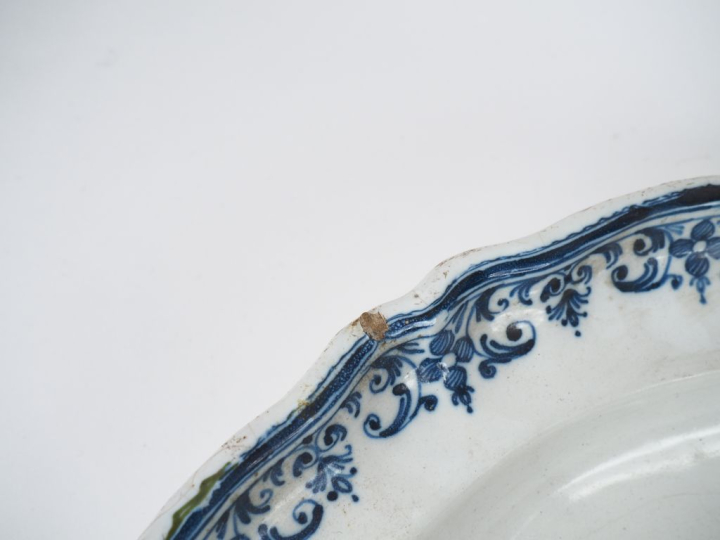 2 grands plats ronds XVIIIème en faience du Midi, décor de fleurs en c
