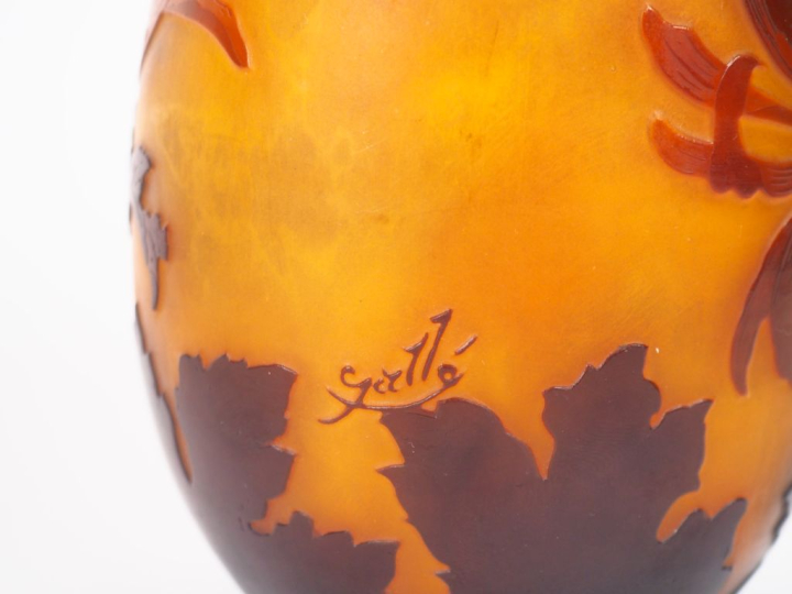 GALLE.  Vase en verre à décor gravé en camée et à l'acide de chrysantè