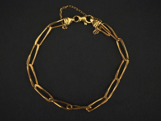 Vente aux enchères Bracelet souple en or jaune 750, maille cheval.  Chainette de sécurité