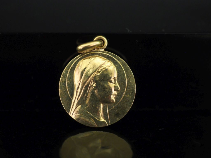 Médaille religieuse en or jaune 750, figurant la Sainte Vierge de prof
