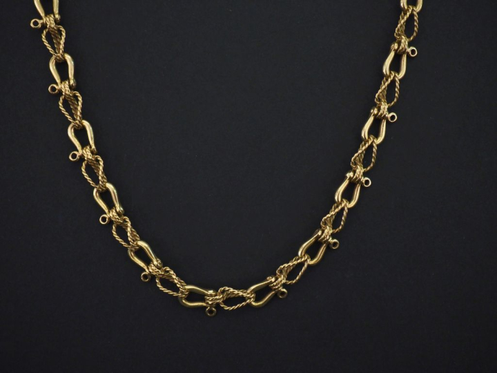 Collier en or jaune 750, composé de maillons en forme de poulies.  Lon