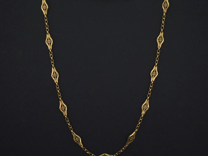 Collier souple en or jaune 750, à décor de maillons ajourés et filigra
