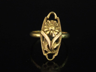Vente aux enchères Bague ajourée de style Art Nouveau en or juane 750, à décor de marguer