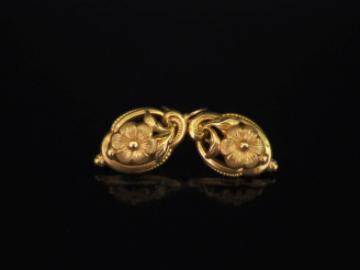Vente aux enchères Paire de perces oreilles Napoléon III en or jaune 750, à décor ajouré 