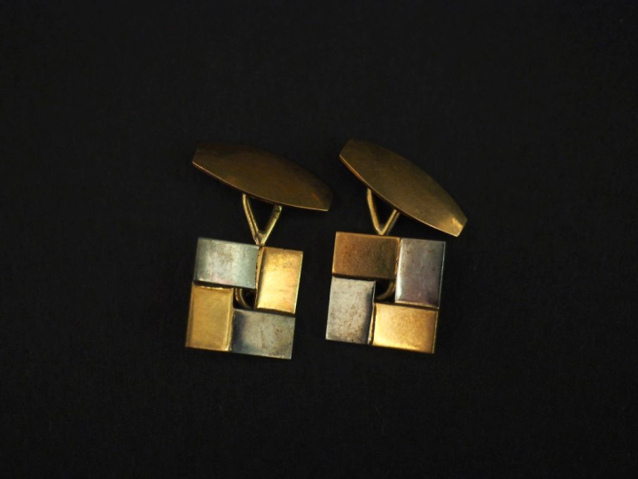 Paire de boutons de manchettes deux tons d'or 750, à décor d'un carré 