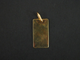 Vente aux enchères Pendentif rectangulaire en or jaune 750.  2,5 x 1,3 cm Poids. 2,71 g  