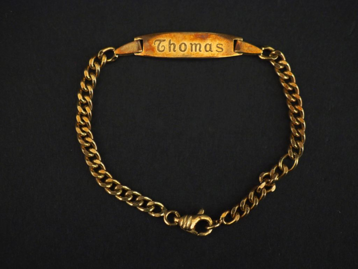Bracelet de naissance en or jaune 750, maille gourmette.  Marqué "Thom