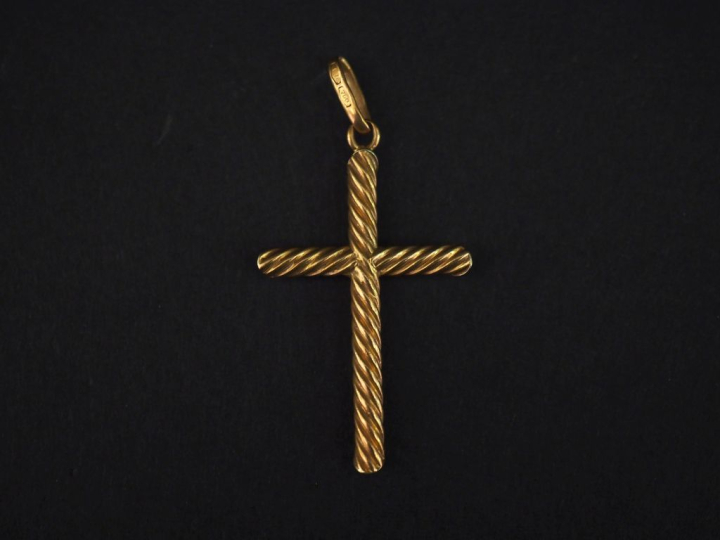 Pendentif en or jaune 750 en forme de croix, à décor de stries.  3,2 x