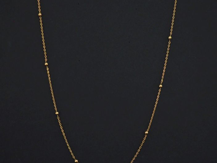 Chaine en or jaune 750, maille forçat, agrémentée de petites boules.  