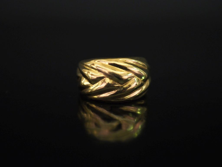 Bague de forme bombée en or jaune 750, à décor de motifs géométriques.