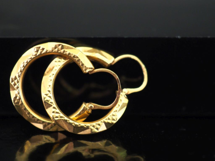 Paire de créoles facettées en or jaune 750, à décor de motifs géométri