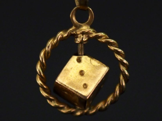 Vente aux enchères Petit pendentif en or jaune 750, à décor d'un dé en pendeloque.  Diam.