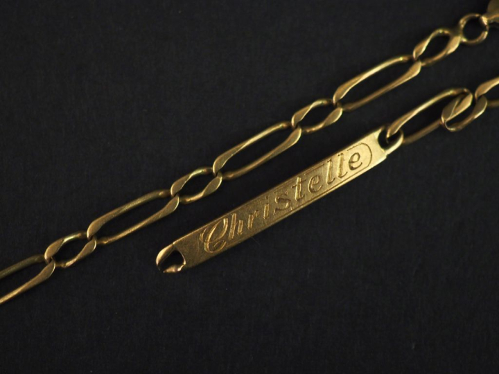 Bracelet de naissance en or jaune 750.  Marquée Christelle.  Poids. 4,