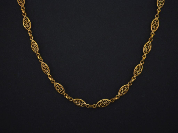 Collier souple en or jaune 750, composé de maillons ovales ajourés et 