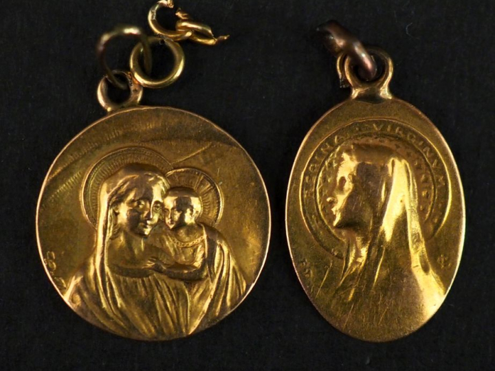 Ensemble comprenant :  - un médaille religieuse en or jaune 750, figur