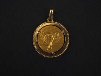 Vente aux enchères Pendentif "Fiat Centro Sportivo" en or jaune 750. Diam. 2 cm Poids. 3,