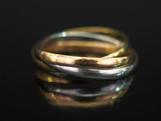 Vente aux enchères Bague trois anneaux trois tons d'or 750. TDD. 52 Poids. 3,23 g   