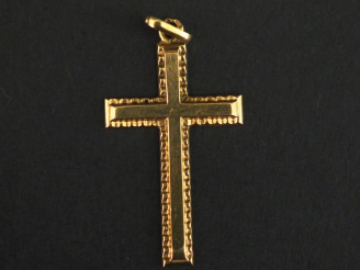 Vente aux enchères Pendentif en or jaune 750 en forme de croix.  Joli pourtour dentelé.  