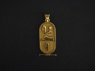 Vente aux enchères Pendentif de style égyptien en or jaune 585, à décor de hiéroglyphes. 