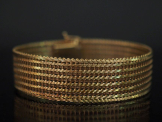 Vente aux enchères Bracelet manchette en or jaune 585, maille plate ajourée et tressée.  