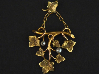 Vente aux enchères Pendentif en or jaune 750, à décor ajouré de pampres et agrémenté de d