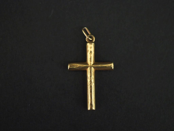 Pendentif Napoléon III en or jaune 750 en forme de croix, à décor émai