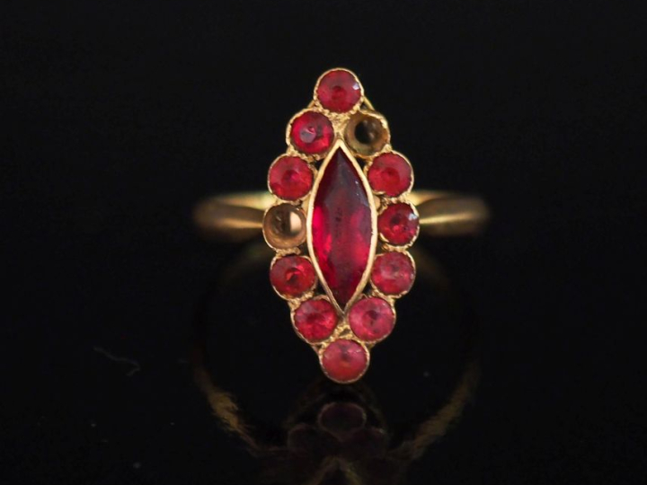 Bague Napoléon III de forme marquise en or jaune 750, sertie de pierre