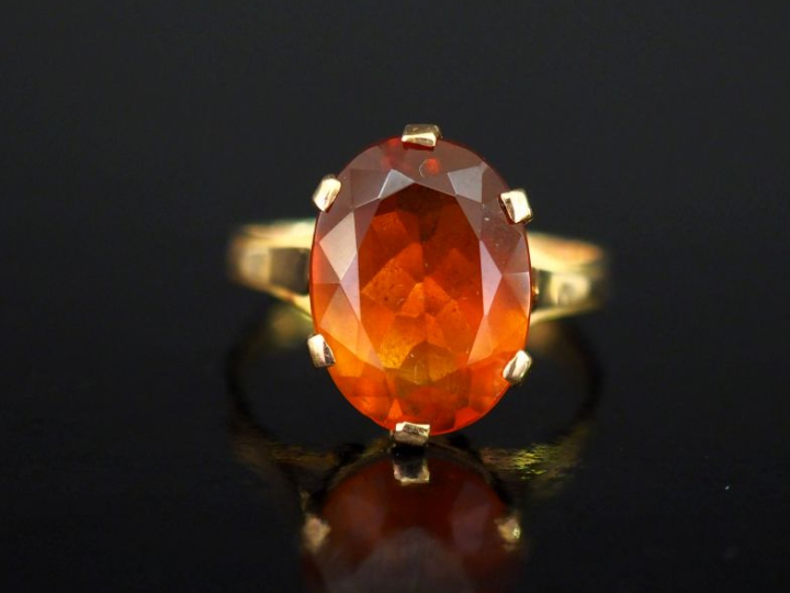 Bague en or jaune 750, sertie en son centre d'un quartz orangé.  TDD. 