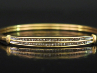 Vente aux enchères Bracelet jonc en or jaune 750, serti de deux lignes de petits diamants