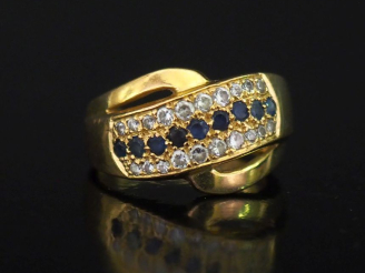 Vente aux enchères Bague de forme stylisée et ajourée en or jaune 750, sertie de pierres 