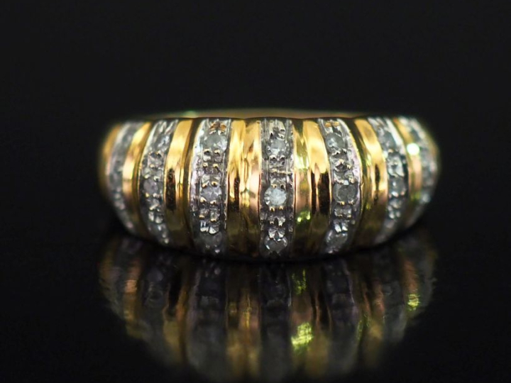 Bague jonc en or jaune 750, à décor de godrons et sertie de sept ligne