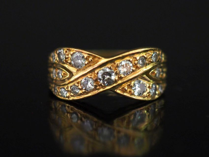 Bague de forme torsadée et ajourée en or jaune 750, sertie de diamants